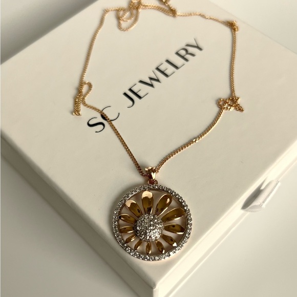 LAST ONE🔥 Flower Necklace | 18k Gold Plated | Luxury Jewelry - Picture 4 of 12